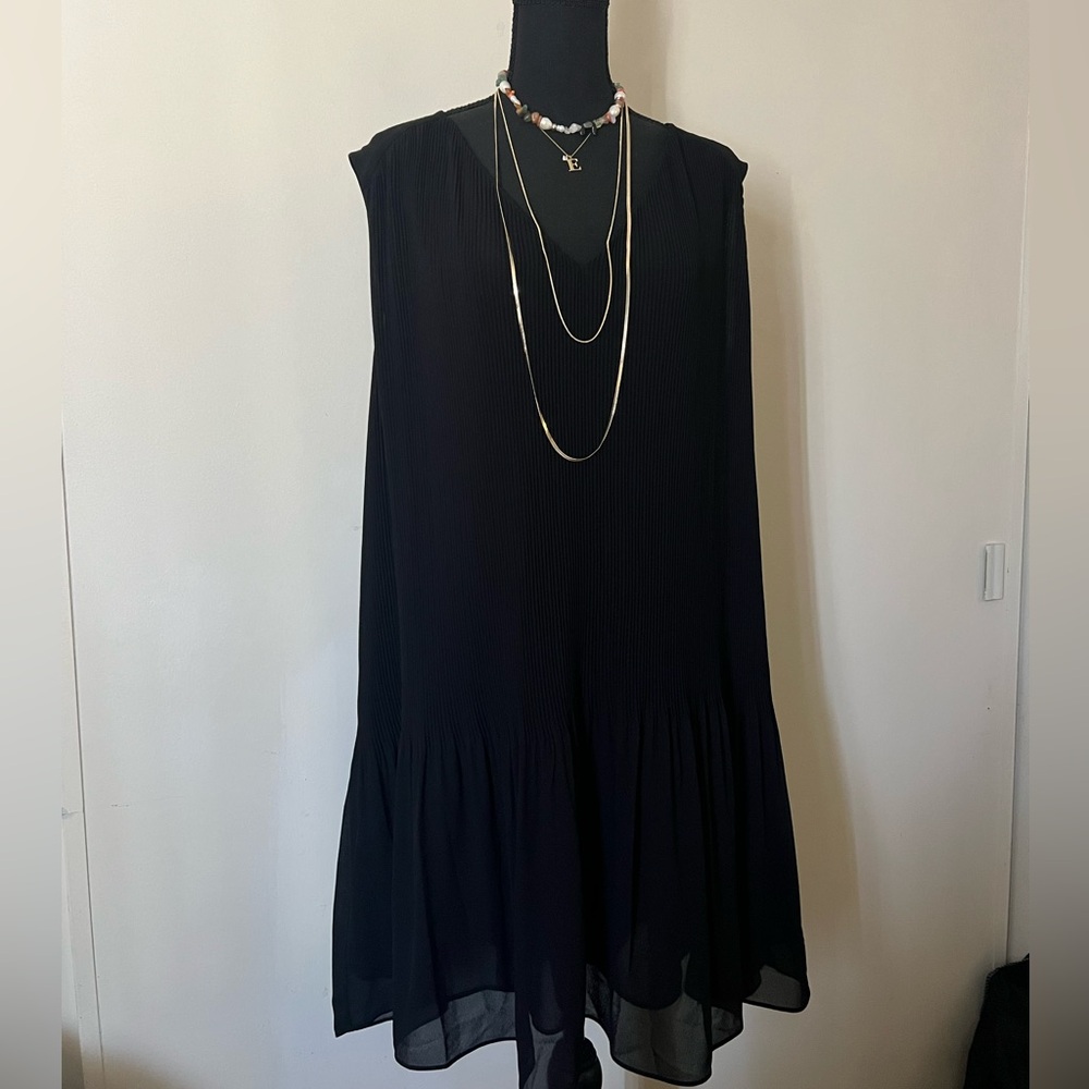 H&M black sleeveless and pleated short dress.